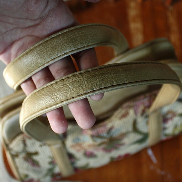 Tan floral carpet style double handle 4 metal feet zipper closure hand bag - Picture 5 of 9